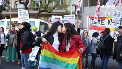 Manifestación en Argentina contra la censura en Brasil de beso gay en un cómic