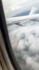 ผดส. ผวาหนัก เจอไฟลุกวาบ ที่ปีกเครื่องบิน หลังบินชนฝูงห่าน - ต้องลงจอดฉุกเฉิน(ชมคลิป)