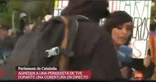 La salvaje agresión de los golpistas CDR a una reportera de RTVE en las puertas del Parlamento catalán