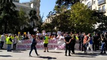 Pensionistas contra el Gobierno del PSOE a las puertas del Congreso.