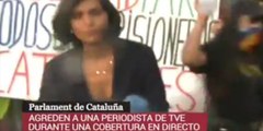 Catalanes radicales concentrados frente al Parlament en la Diada agreden a una periodista de TVE en directo