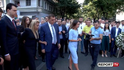 Report TV - Familjarët vendosin kurora me lule tek memoriali i Azem Hajdarit