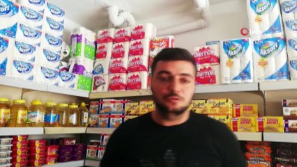 Kadıköy Lisesi'ndeki olaydan sonra duygulandıran görüntü...Küçük kız çocuğu, yere düşürdüğü ekmeği üç kez öperek alıp poşetine koydu