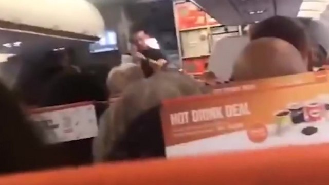 Un pilote d'avion est introuvable, un passager décide alors de prendre les commandes