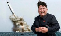 El Líder Supremo Kim Jong-un se regodea probando un nuevo sistema lanzacohetes múltiple supergrande