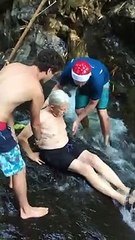 Un homme de 87 ans fait du toboggan dans une cascade