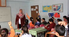 İzmir'de bazı özel okulların başörtülü öğretmen çalıştırmadığı iddia edildi
