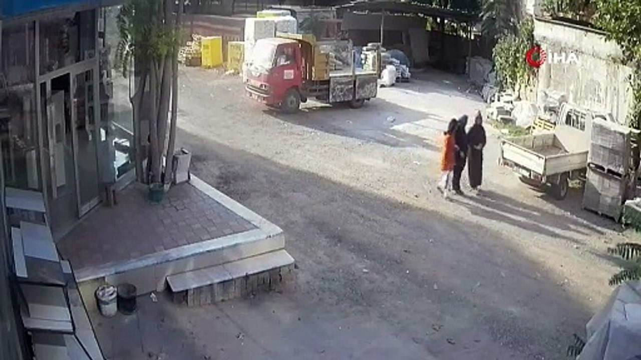 Çaldıkları altınları paylaşırken kameraya yakalandılar