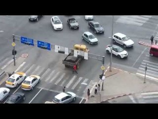 Kamionit i plas goma, shoferi nuk ndalet dhe vazhdon rrugën