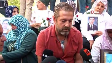 HDP önünde eylem yapan annelere sanatçı Bora Gencer’den destek ziyareti