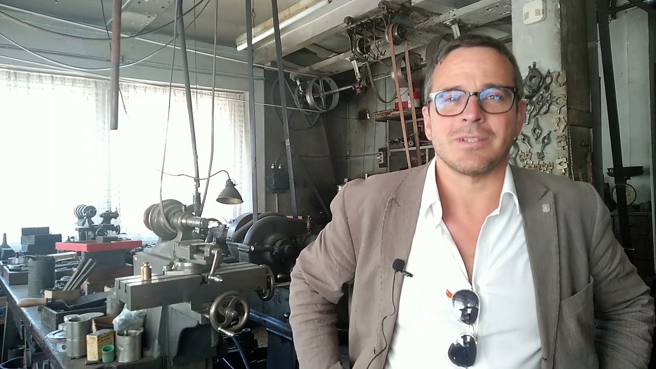 Théo Huguenin-Elie, conseiller communal de La Chaux-de-Fonds (Suisse), est toujours ému dans l'atelier de mécanique Jacot