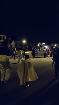 Déguisé en CLOWN, il terrorise les enfants à Halloween !