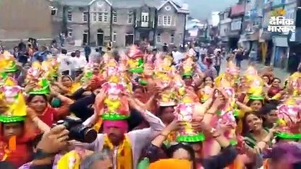 अगले बरस तू जल्दी आ के जयकारों के साथ बप्पा की मूर्तियों को विसर्जित किया