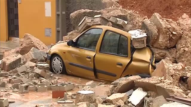 Una vivienda se derrumba debido a las fuertes lluvias y aplasta un coche