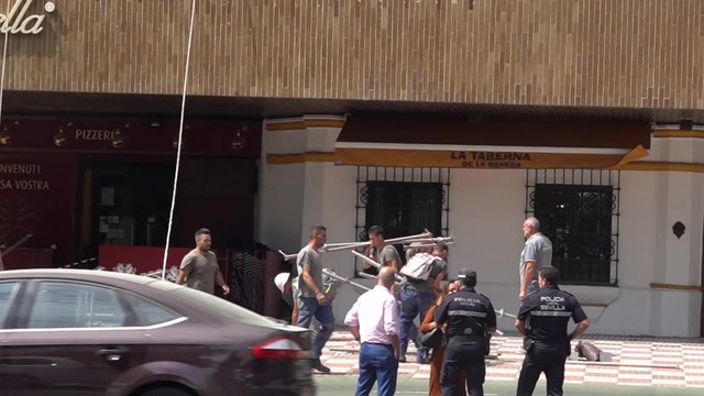 Dos heridos al caerse un andamio en Sevilla
