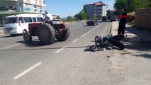 Sivas motosiklet traktörle çarpıştı 2 yaralı