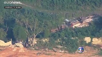 شاهد: هروب أفراد عصابة مسلحين بعد مداهمة الشرطة لحيهم في البرازيل