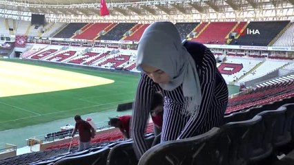 (Özel haber) Beşiktaş maçı öncesi gönüllü gençler stadı temizledi