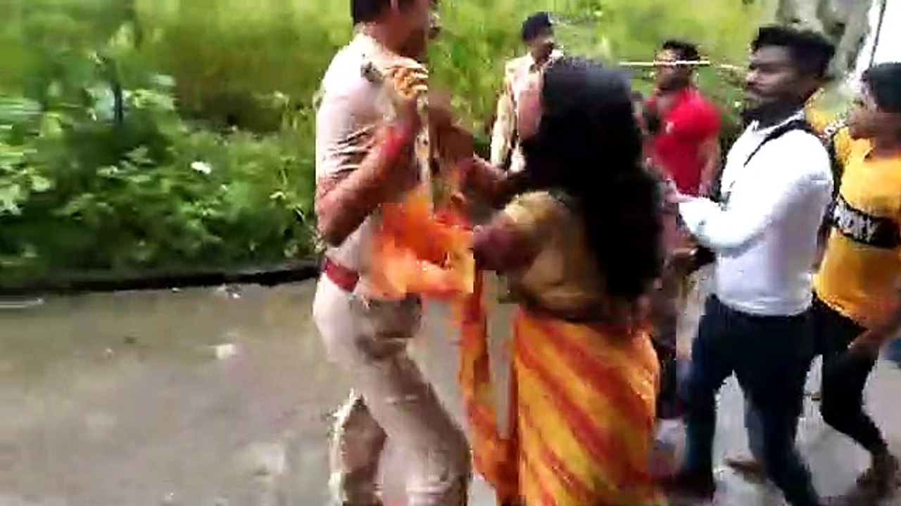 अवैध दारू की कार्यवाही दौरान इंस्पेक्टर को महिला ने पीटा