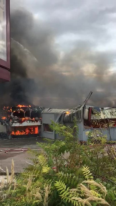Spectaculaire incendie à Saint-Parres-aux-Tertres
