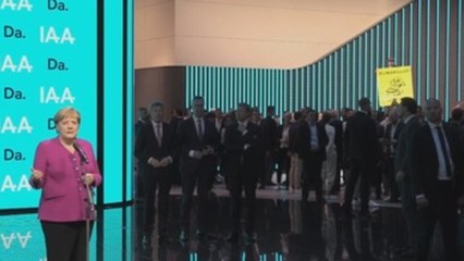 Protesta empaña la visita de Merkel a la Feria del Automóvil de Fráncfort