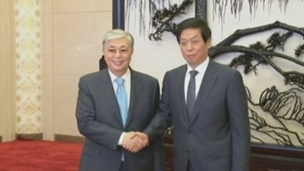 Tokáyev se reúne con el presidente de la Asamblea Nacional Popular en Pekín