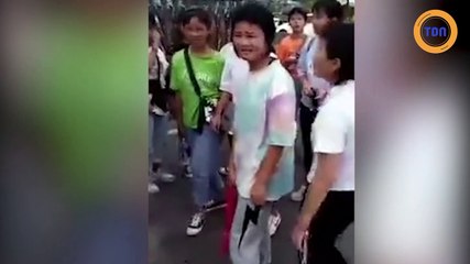 Un prof nettoie le visage de ses étudiantes au torchon si elle porte du maquillage !