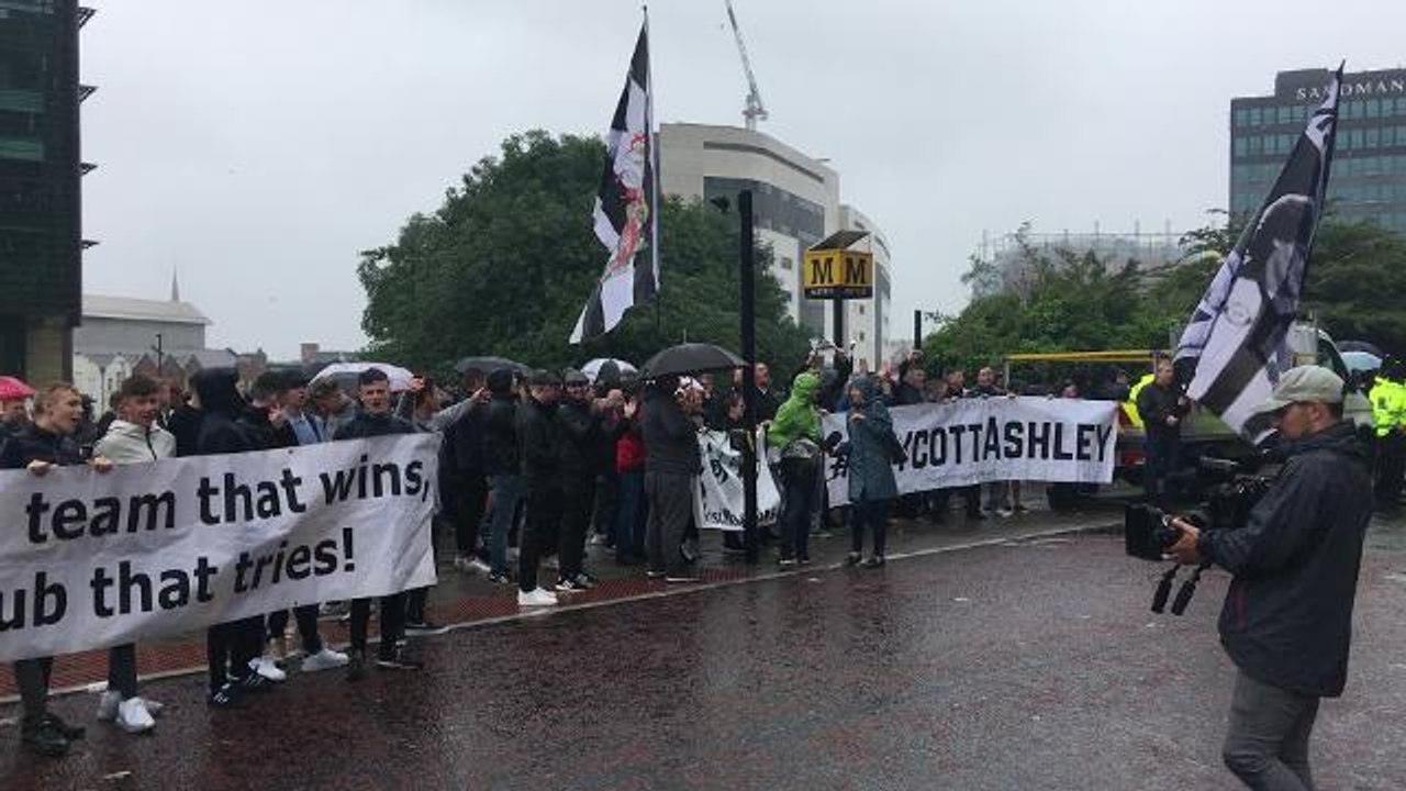 Fans protest at SJP