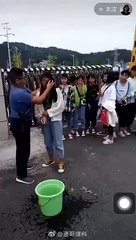 Öğrencilerin makyajını kovadan aldığı bez ile silen öğretmen viral oldu