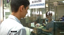 CNE combate contra los tramitadores en los exteriores de las instalaciones en Guayaquil