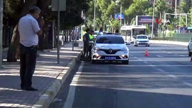 Tır üzerindeki trafo üst geçide takıldı