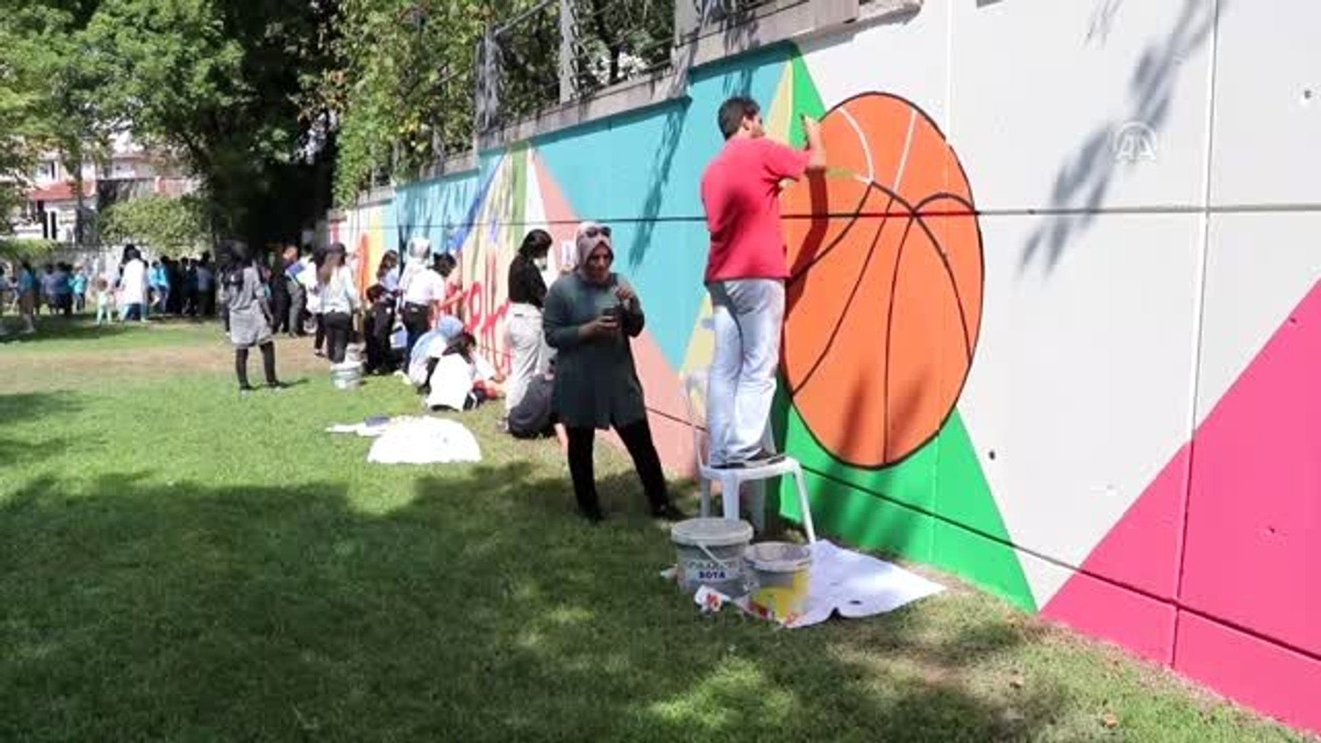 ⁣Graffiti tutkunları Merinos Parkı'nın duvarını renklendirdi