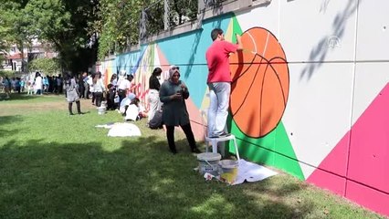 Graffiti tutkunları Merinos Parkı'nın duvarını renklendirdi