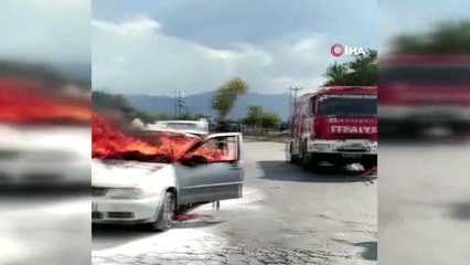 Скачать видео: Seyir halindeki araç alev alev böyle yandı