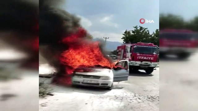 Seyir halindeki araç alev alev böyle yandı