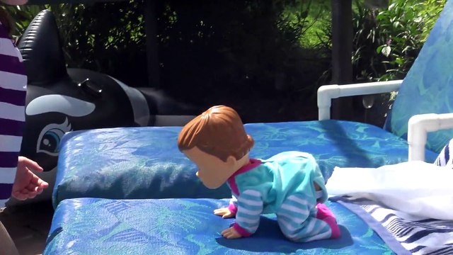 Brincando com as minhas Bonecas na Piscina