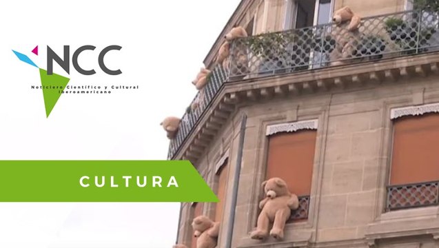 Osos de peluche gigantes invaden barrio parisino