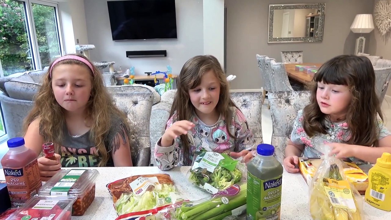 Sophia Isabella e Alice Saboreando Frutas