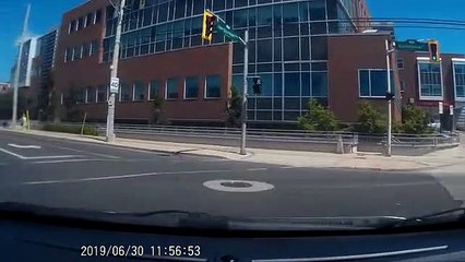 Un piéton traverse hors de clous (Instant Karma)