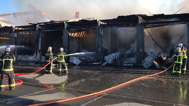 Cancale. Les secours sur l'incendie de l'entrepôt du chantier naval