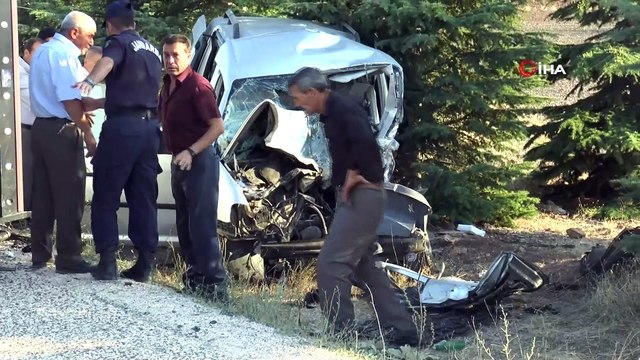 Kamyonet ile hafif ticari araç kafa kafaya çarpıştı: 2 ölü, 2 yaralı