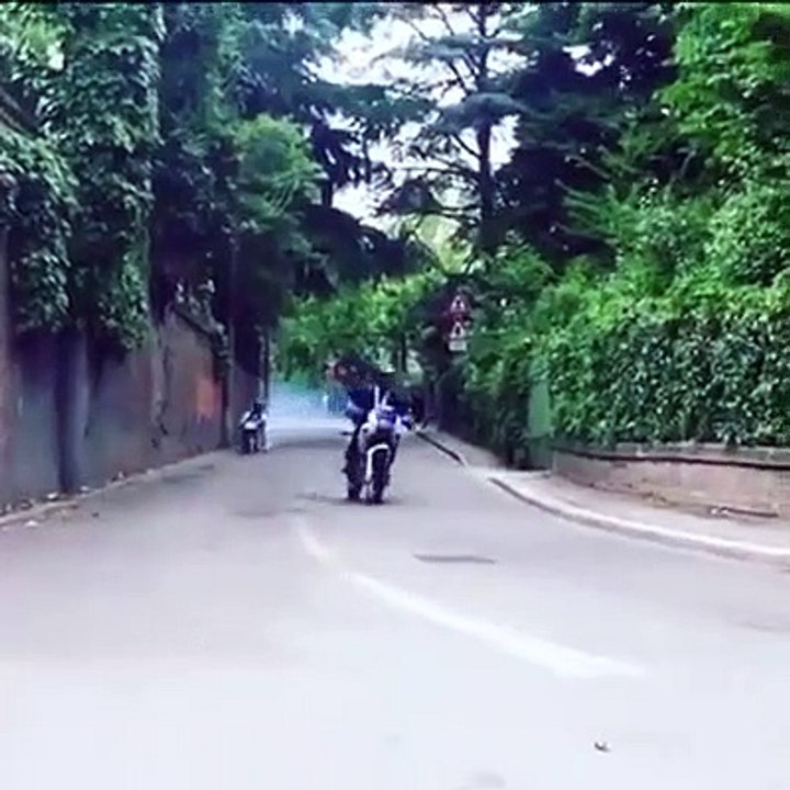 Un homme en chaise roulante tracté par une moto ! Fail