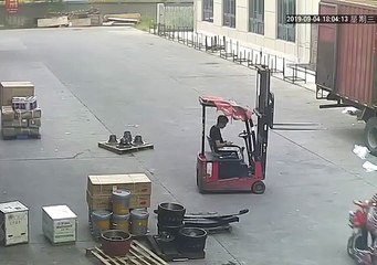 Une femme à scooter va regretter de ne pas faire attention à son passage !