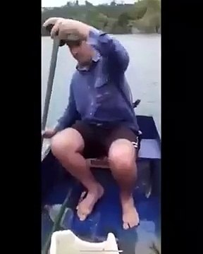 Un paresseux qui profite bien d'une balade sur un petit bateau !