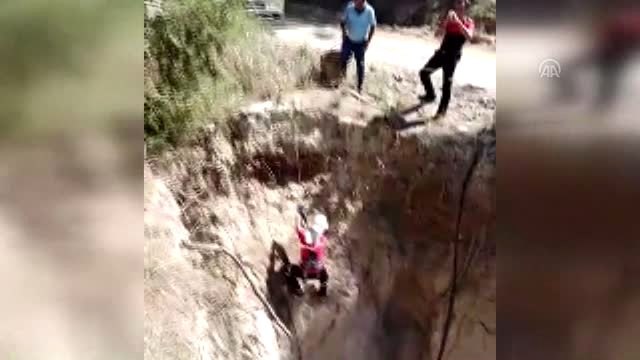 15 metrelik kuyuya düşen kediyi itfaiye kurtardı