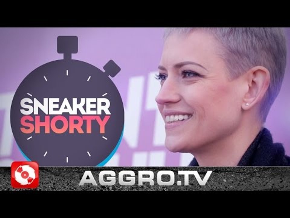 JULIA 'SNEAKERQUEEN' SCHOIERER - SNEAKER SHORTY - TUNRSCHUH.TV (OFFICIAL HD VERSION AGGROTV)