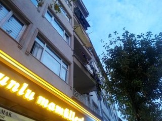 Bahçelievler'de bir çocuğun, balkondan düşerek kaldırıma çakıldığı anlar saniye saniye kaydedildi