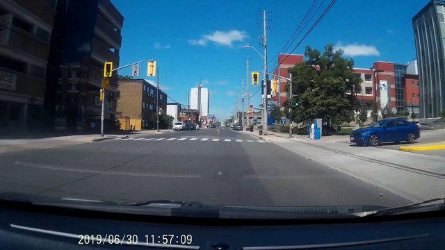 Ce piéton aurait mieux fait de regarder devant lui ! LOL