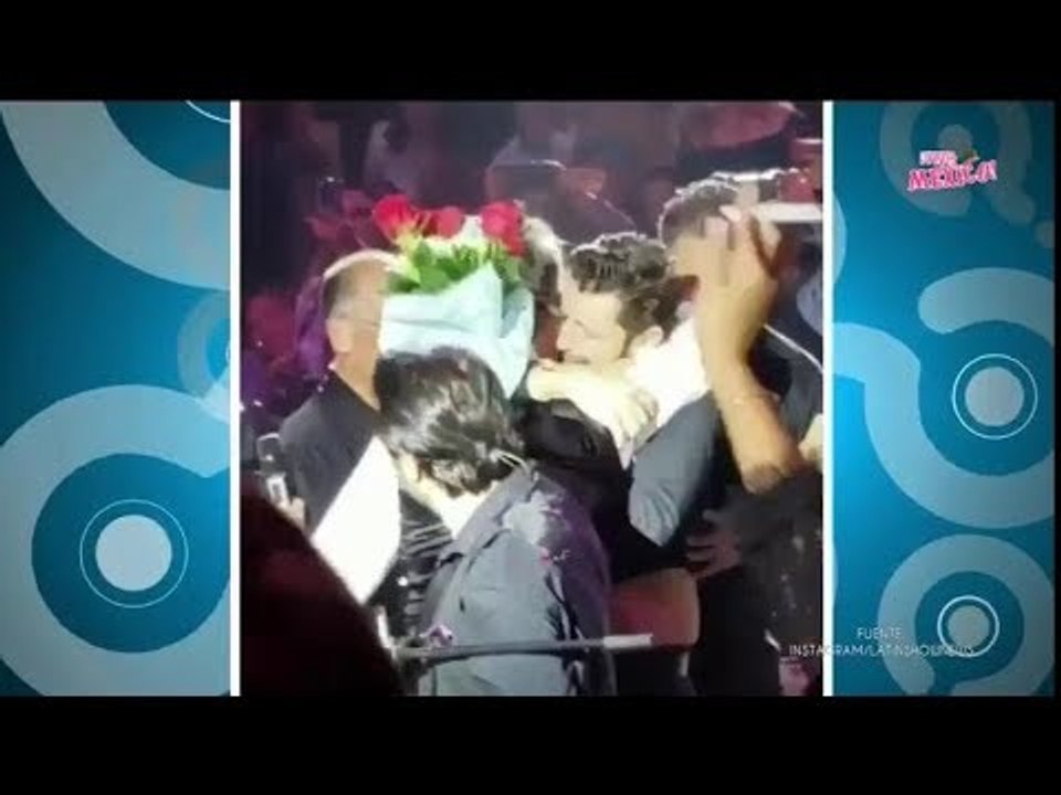 Seguidor de Alejandro Fernández le lleva flores | Qué Importa