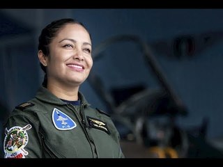 Karen, la primera mujer copiloto de un F5 en el desfile militar